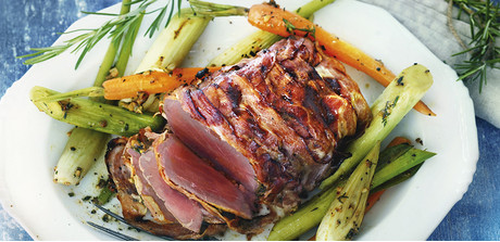 Herb-roasted beef with roasted fennel, leeks and carrots